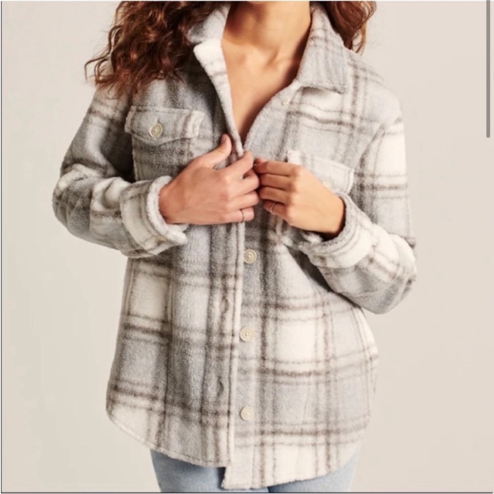 Abercrombie & Fitch Cozy Sherpa jacket, size medium. Grey and beige plus!